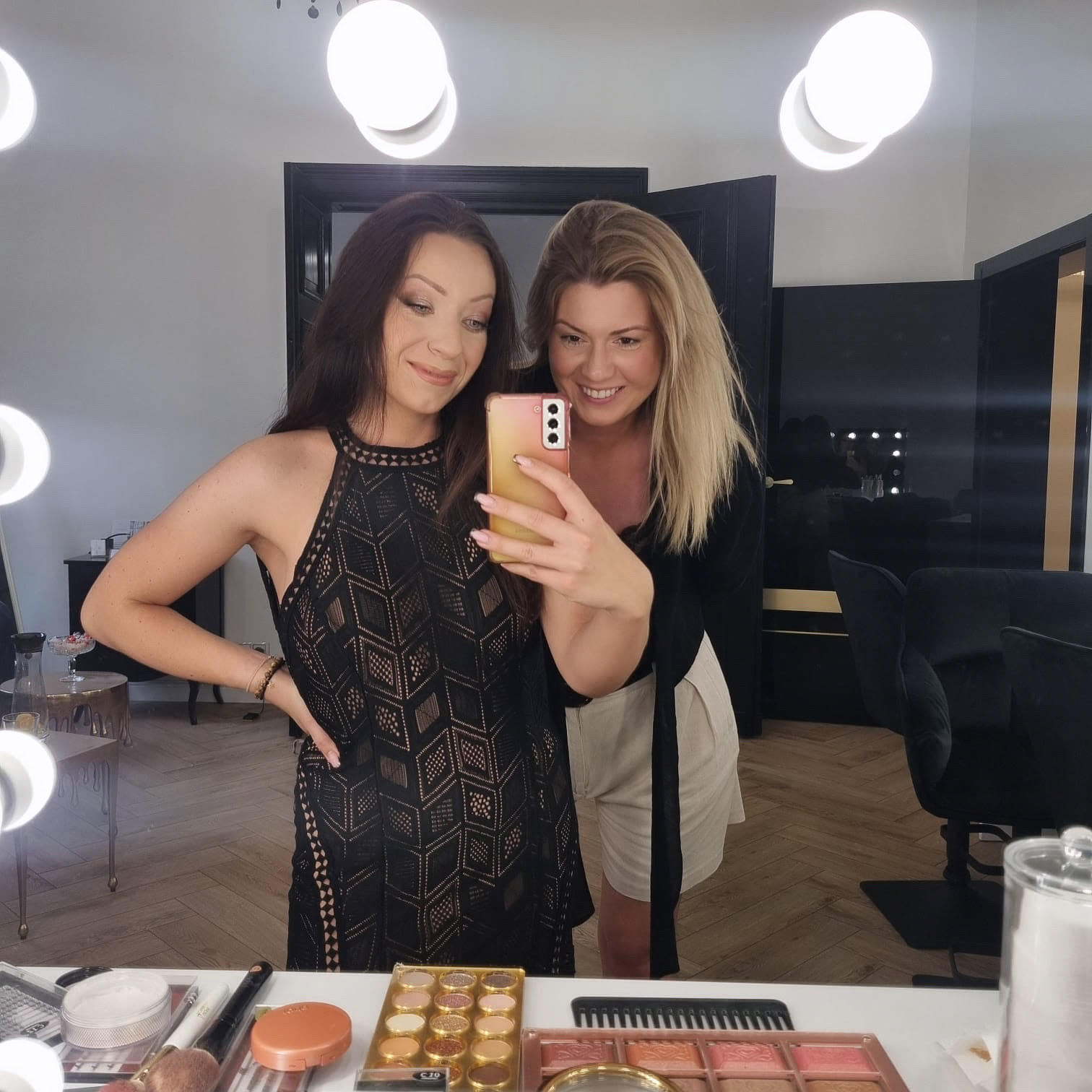 Właścicielka robiąca selfie z klientką